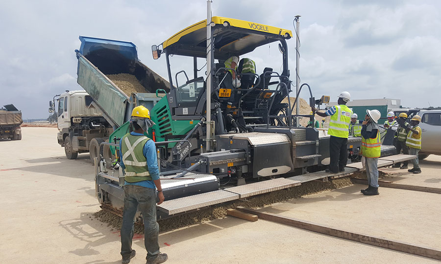 Laying of the cement treated base to strengthen Runway 3 | Changi Airport Group Official Website