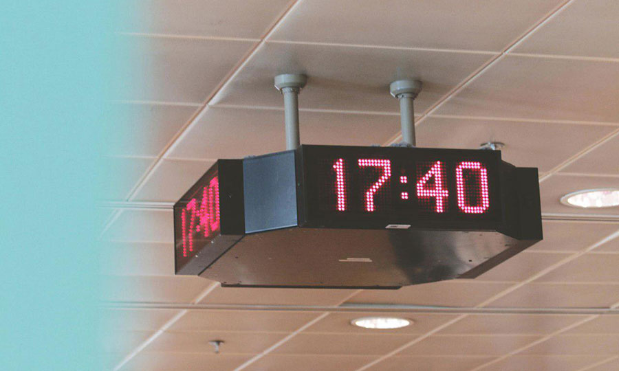 Часы в аэропорту