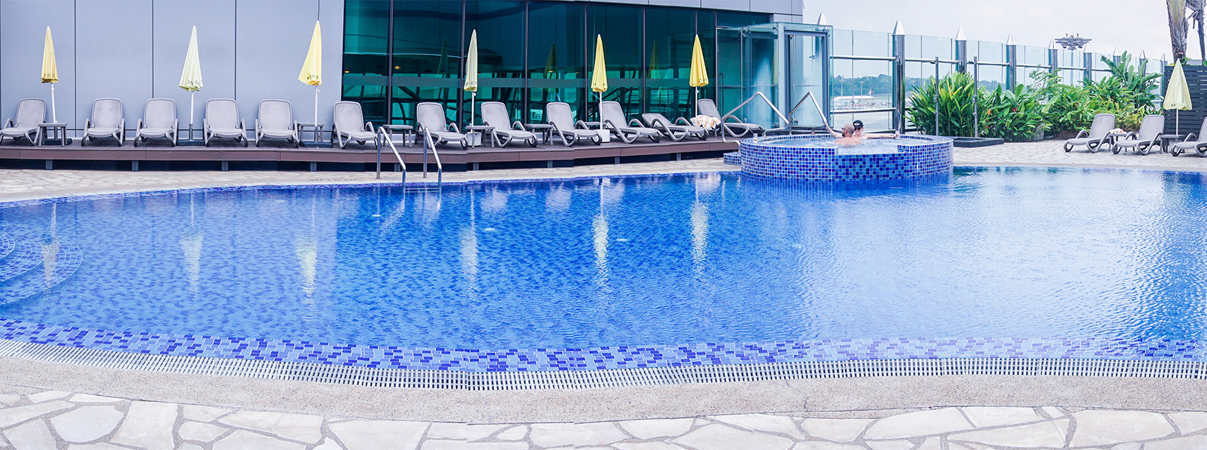 Swimming Pool with Jacuzzi