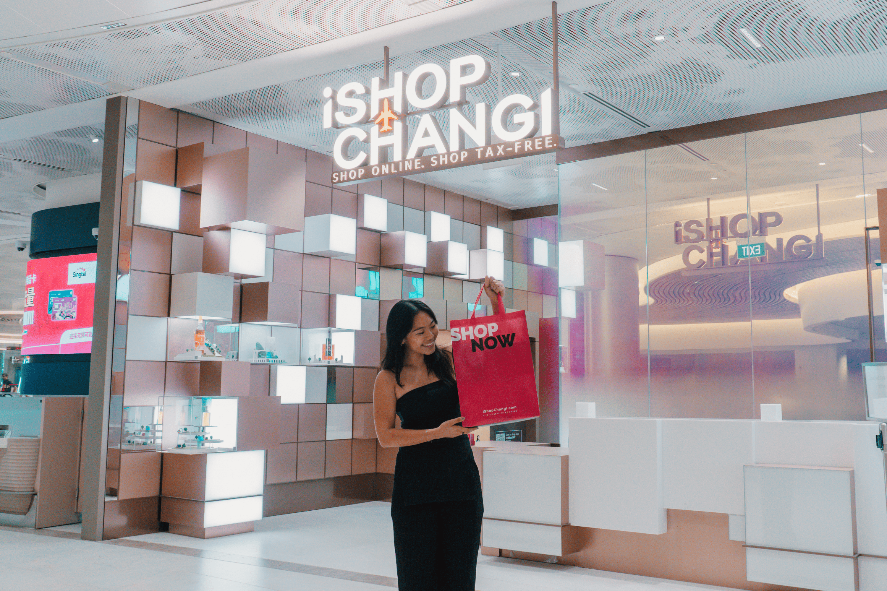 Traveller collecting iShopChangi purchase from the collection counter 
