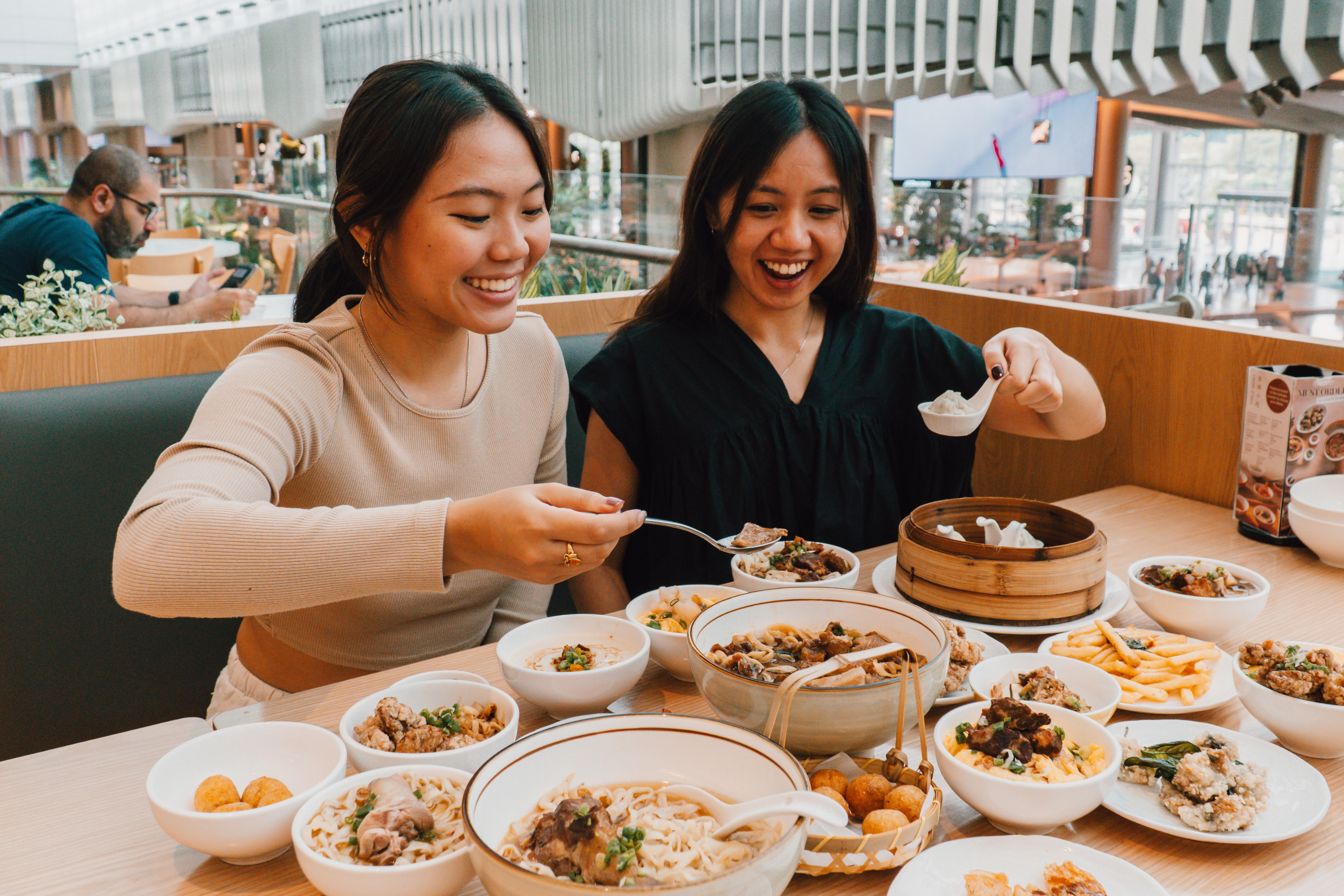 Travellers dining together at Taiwan Culture  