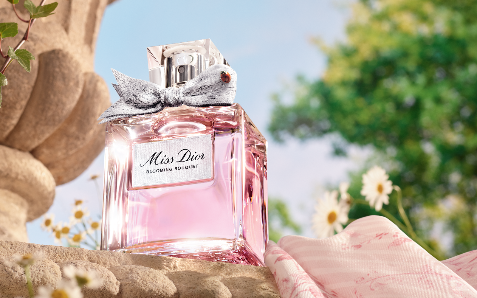 THE FRESHNESS OF A FLORAL SUMMER