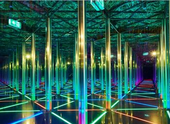 MIRROR MAZE